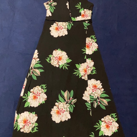 Sleeveless Summer Dress - Picture 3 of 8